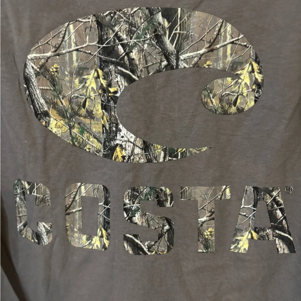 🆕 Costa Del Mar Camo Logo Graphic Tee Men’s Gray Short Sleeve Shirt & Logo Decal